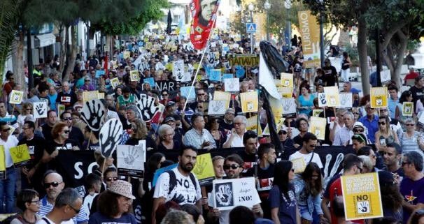 Diez mil lanzaroteños se manifiestan contra las prospecciones petrolíferas en Arrecife