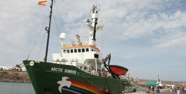 Cerca de 1.900 personas visitan en la isla el barco de Greenpeace, que anuncia una nueva queja en Bruselas por los sondeos