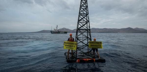 Greenpeace coloca una réplica de una torre de perforación en la costa de Lanzarote y simula un vertido