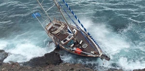 El temporal deja un barco a la deriva en Arrecife y otro en Puerto Calero