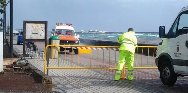 Cortan el acceso al paseo de Punta del Camello por el fuerte oleaje
