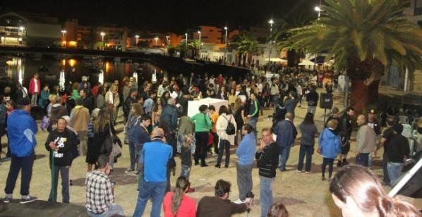 Centenares de  personas se acercan a "votar"  contra las prospecciones en Lanzarote