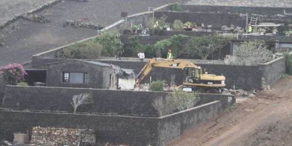 Derriban tres casas en La Geria: Atacan a los pobres, que no tenemos nada