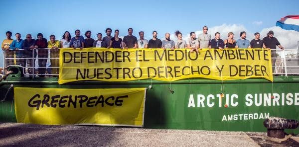 Greenpeace paga la fianza exigida por Fomento para liberar su barco