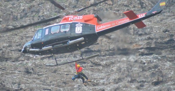 El Helicóptero del GES rescata a un parapentista tras caer a la playa de la Cantería