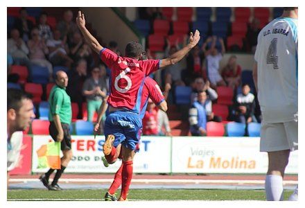 La UD Lanzarote mantiene el liderato en un partido bronco ante la UD Ibarra (3-0)