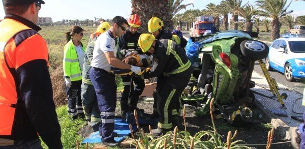 Herida grave una mujer tras volcar con su vehículo en Costa Teguise