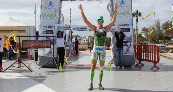 Victor del Corral y Lucy Biddlestone, ganadores de la primera edición del Nu-Tri-Cross