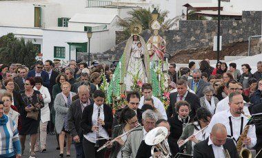 Los vecinos de Tías homenajean a la Virgen de la Candelaria y a San Blas
