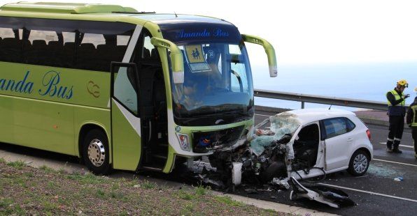 Una fallecida y otra en estado crítico tras chocar una guagua y un vehículo