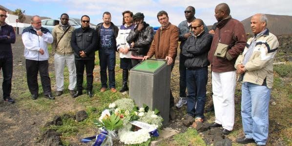 Flores para recordar a las víctimas de los Cocoteros, en el sexto aniversario de la tragedia