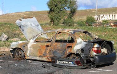 Denuncian la presencia de un coche quemado frente a Lanzarote a Caballo