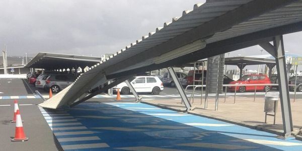 El viento tumba una marquesina del aparcamiento del aeropuerto