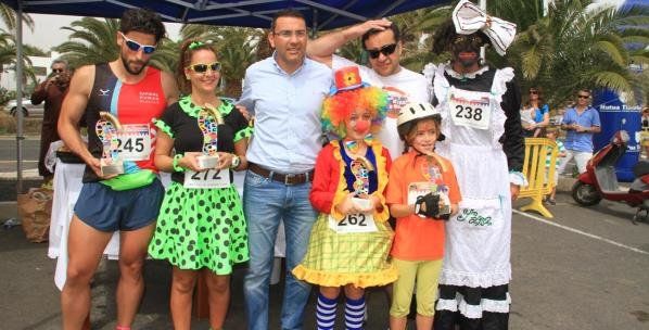 Decenas de mascaritas participan en la Carnival running de Costa Teguise