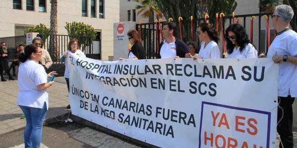 Bastones simbólicos llevan la protesta del Hospital Insular a las puertas del área de Salud