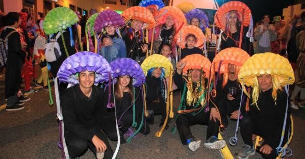Cientos de mascaritas viven el desfile de carrozas de Playa Blanca