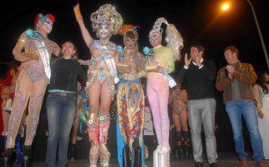 La calle Mayor de Playa Honda se llena de fiesta y color con la Gala Drag 2015