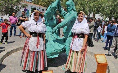 La escultura La Malagueña  rinde homenaje al folclore de San Bartolomé