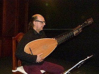 Juan Carlos Mulder sorprende con su música en la Casa del Timple
