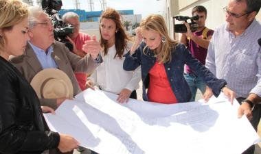 La candidata del PP a la presidencia de Canarias visita la Harinera Lanzaroteña