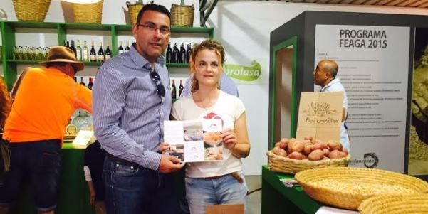 El alcalde de Teguise apoya los productos de la tierra en la feria más importante de Canarias