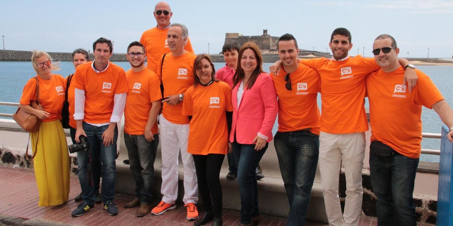 La "Marea Naranja" de Ciudadanos recorre las calles de Arrecife