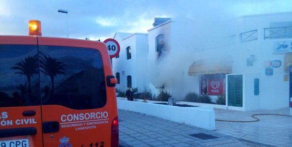 Los bomberos sofocan un incendio en unos apartamentos de Puerto del Carmen