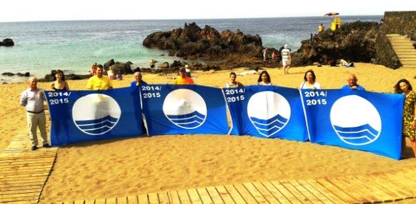 Lanzarote pierde una bandera azul en sus playas y se queda sólo con las 4 de Tías