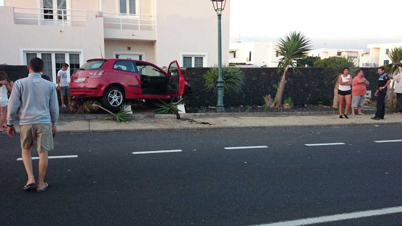 Herido un hombre tras empotrarse con su coche contra un muro en Costa Teguise