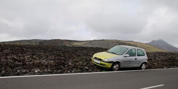 El coche abandonado en el Parque Natural de Los Volcanes continúa sin ser retirado