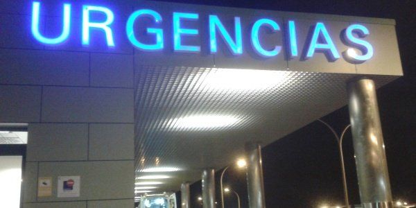 Dos niños y su madre ingresan en el Hospital con heridas de arma blanca