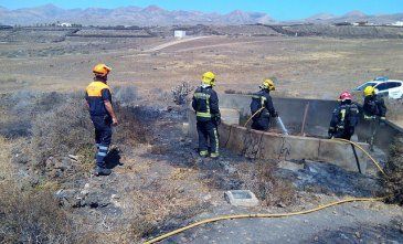 Los bomberos extinguen un incendio en una antigua depuradora en Puerto del Carmen