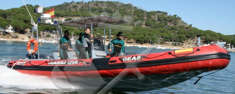 La Guardia Civil denuncia a 3 centros de buceo en Lanzarote y precinta 3 compresores