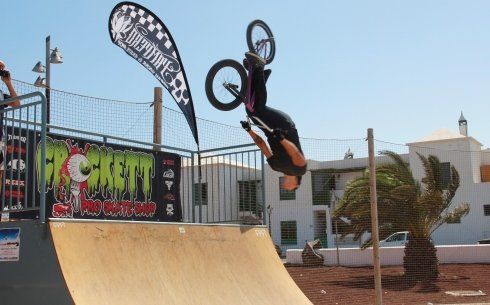 Más de 50 acróbatas maravillan en el I Playa Blanca Skate & BMX