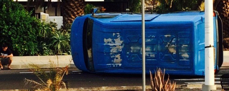 Herida una joven de 19 años en el vuelco de una furgoneta en Costa Teguise