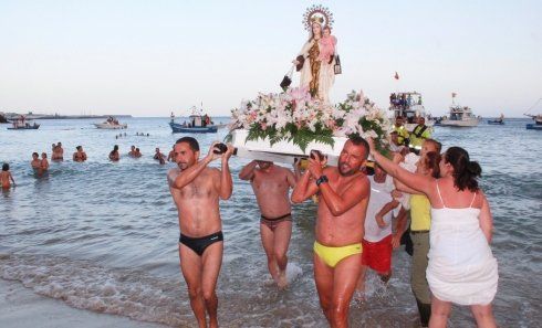 Playa Blanca dedica una sentida ofrenda marinera a la Virgen