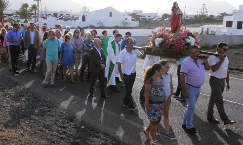 Los vecinos de Masdache despiden sus fiestas con la procesión en honor a La Magdalena