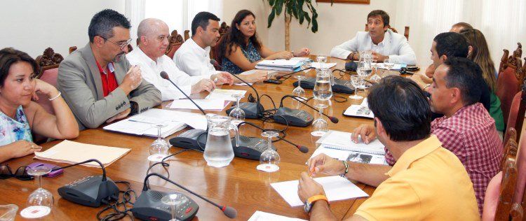 San Ginés propone a los alcaldes un Plan de Embellecimiento de los márgenes de las carreteras de la isla