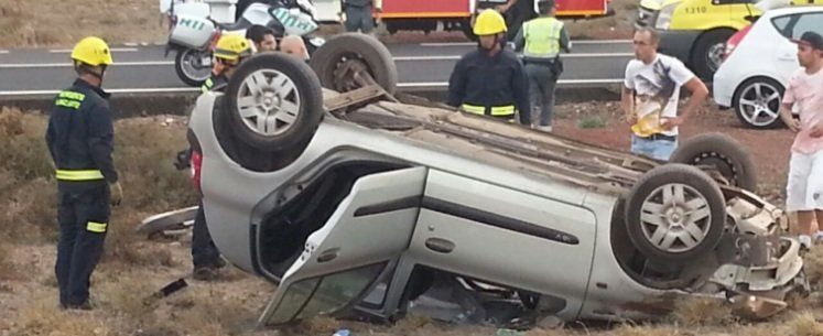 Dos mujeres resultan heridas tras salirse de la carretera y volcar con su vehículo