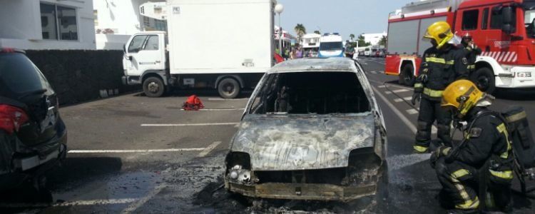 Un incendio calcina un coche en Puerto del Carmen y afecta a otros dos vehículos