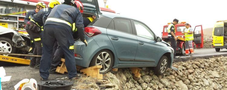 Delicado rescate de dos mujeres tras quedar su coche suspendido y "con riesgo de caída"
