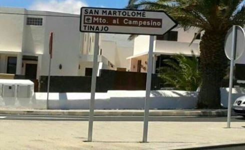 Una errata en un cartel que "rebautizaba" a San Bartolomé enciende las redes sociales