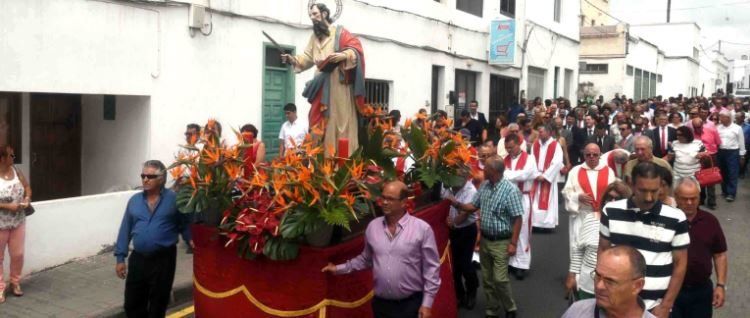 Vecinos y autoridades acompañaron a su patrón en procesión por las calles de San Bartolomé