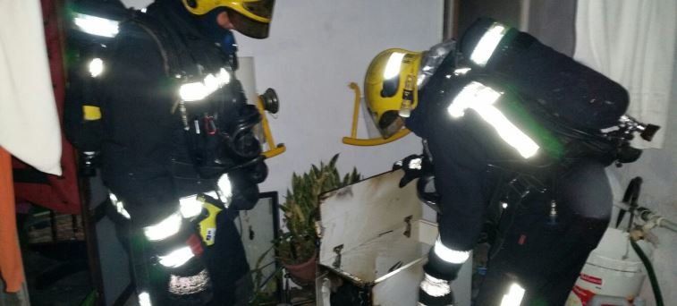 Los bomberos rescatan a una anciana de un incendio en una vivienda en Arrecife