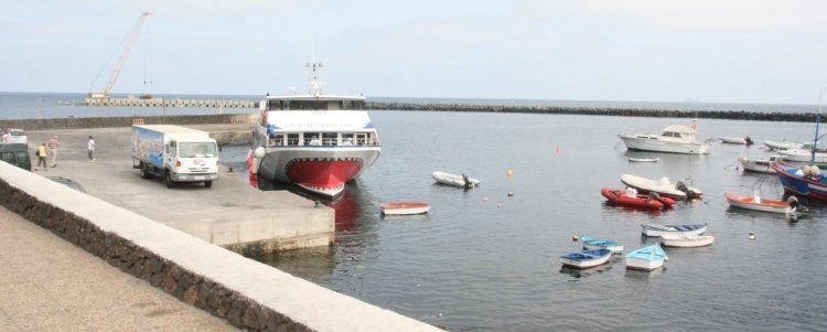 Haría busca una solución definitiva a la falta de aparcamientos en el puerto de Órzola