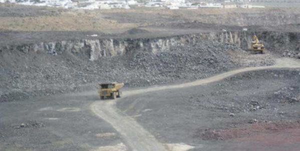 San Bartolomé seals the Lanzagrava quarry due to the inactivity of the Cabildo and Apmun