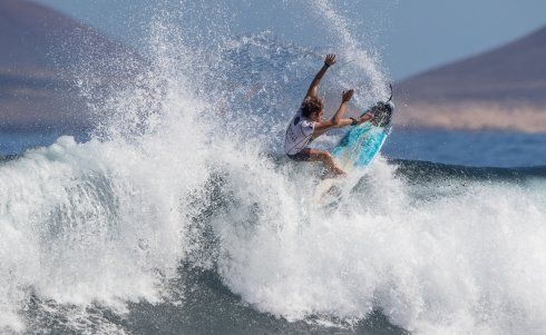 La segunda jornada del campeonato europeo de surf Sub20 deja imágenes espectaculares