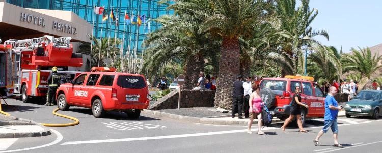 Dos bomberos, atendidos por el personal médico en el incendio en el hotel Beatriz