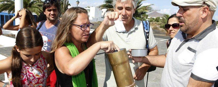 Costa Teguise despide la primera edición de sus fiestas enterrando una cápsula del tiempo