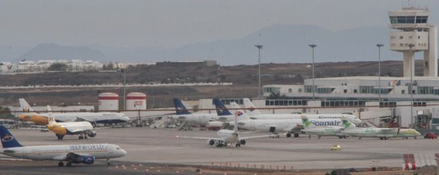 Tías prohíbe la pesca junto al aeropuerto por quejas de Aena ante la presencia de aves